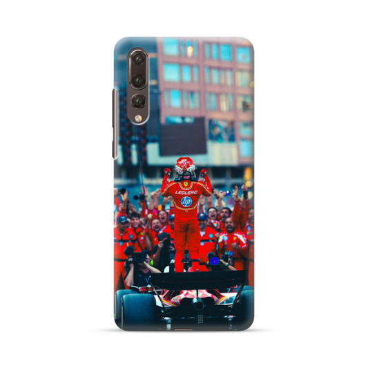 Coque de Téléphone Huawei Charles Leclerc devant sa Team Ferrari