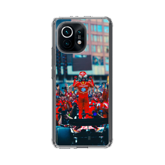 Coque de Téléphone Xiaomi Charles Leclerc devant sa Team Ferrari